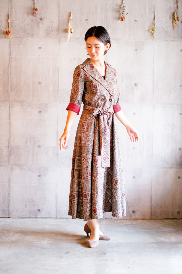 東京で9月に開催された「ピースデーエシカルファッションショー」において、大島紬をリメイクしたワンピースで出演