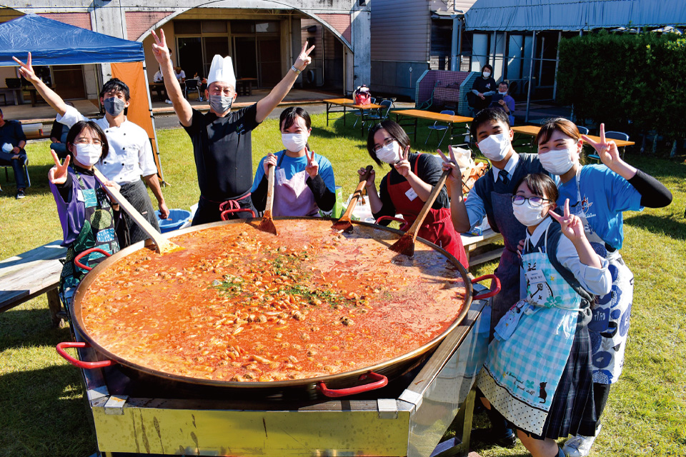 イタリアンシェフらの協力のもと、巨大パエリアパンで作った「うんまか深海魚」のスープ(南さつま市にて)
