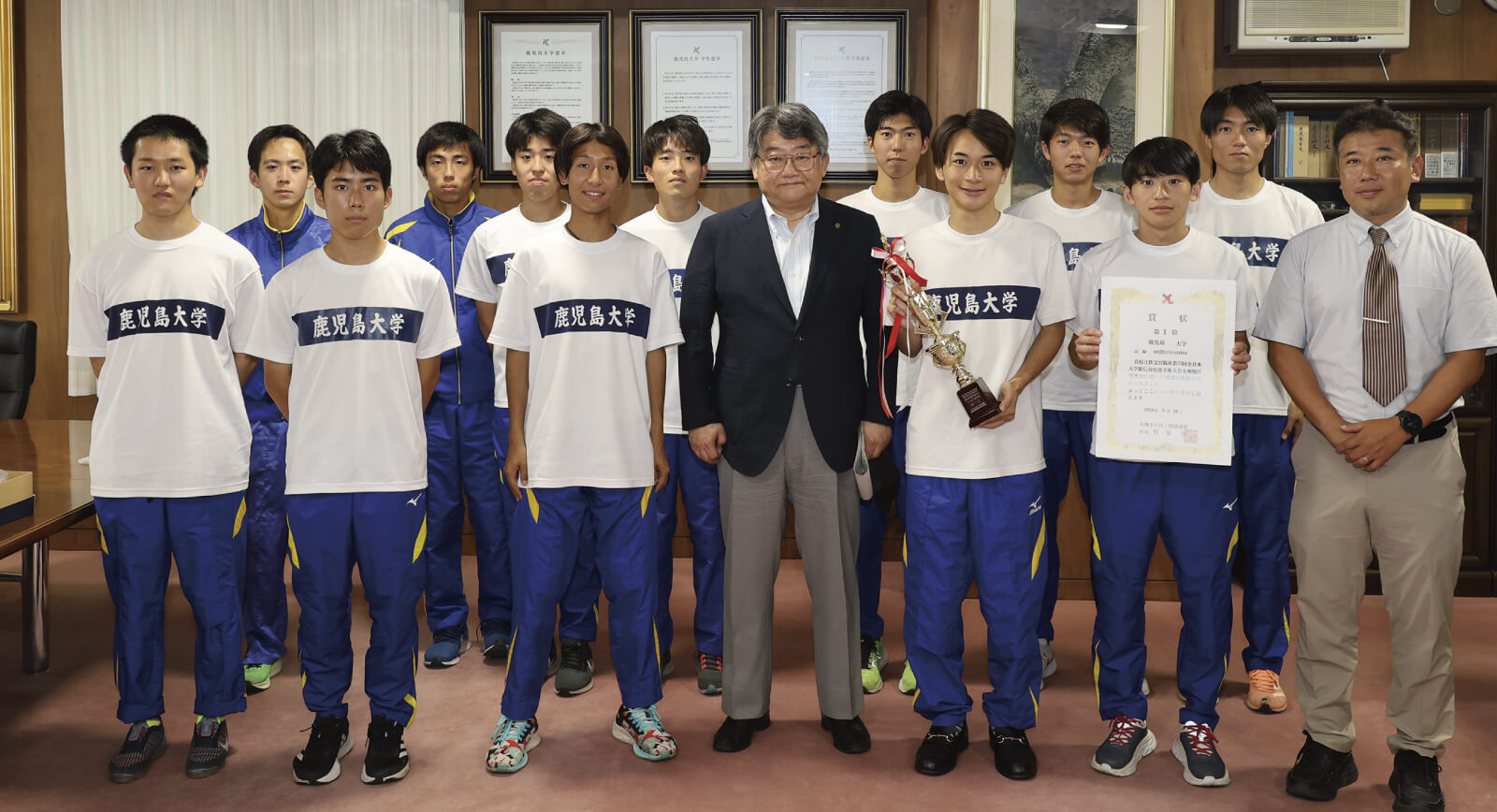 陸上競技部が学長へ全日本大学駅伝対校選手権大会出場を報告