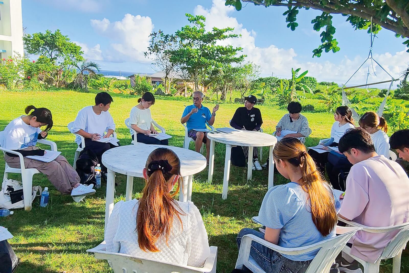 与論島の自立的発展を支える住民の学習機会の現状と課題について調査する学生(ゼミ調査合宿)