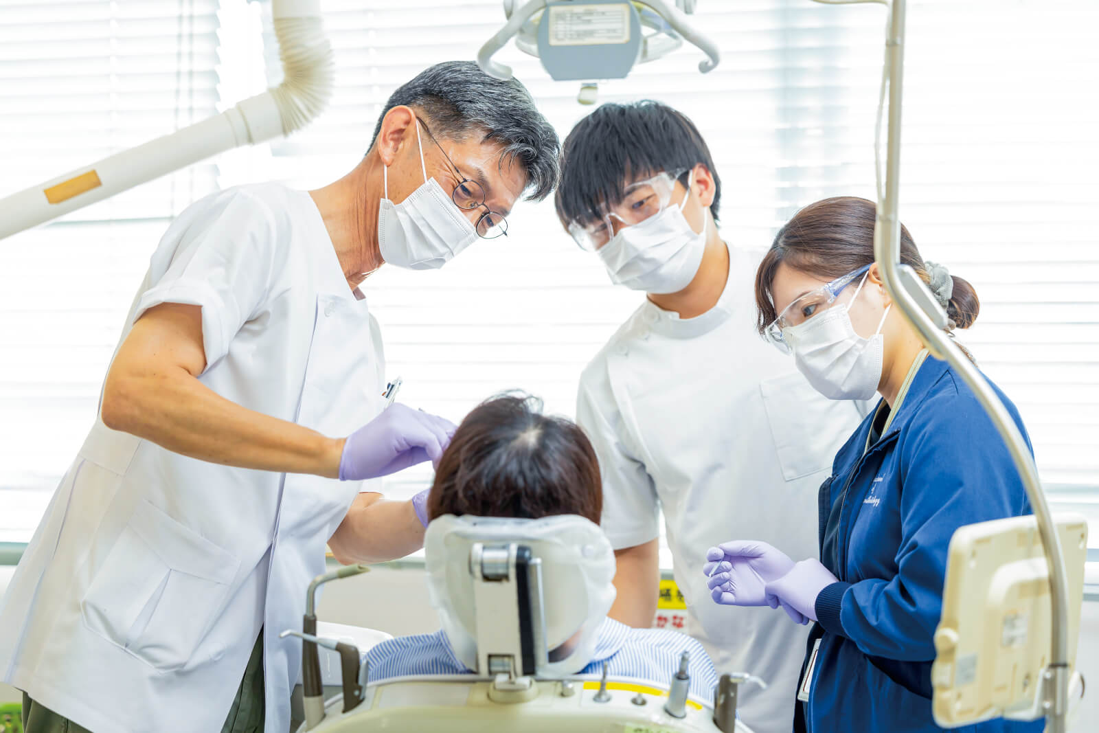 鹿児島大学歯学部では、昭和55年から離島歯科巡回診療を通じて島民の歯科保健の改善にあたってきた。平成19年からは臨床実習の一環として学生を同行させ、離島や僻地医療に貢献できる医療人の育成を目指している