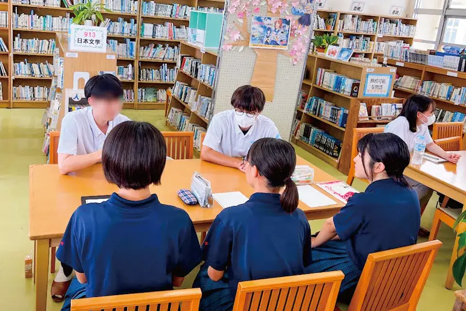 地元の高校生との交流では、進路についての相談を受けることも