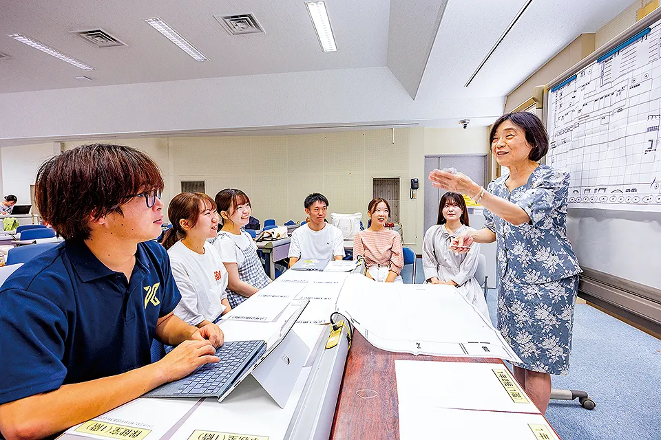 避難所に集まる約250人の避難者の生活をどう支えるか、水や食料の不足、熱中症の危険、さらに火山灰や放射線による環境悪化といった具体的な問題について意見を交わしながら学んでいく
