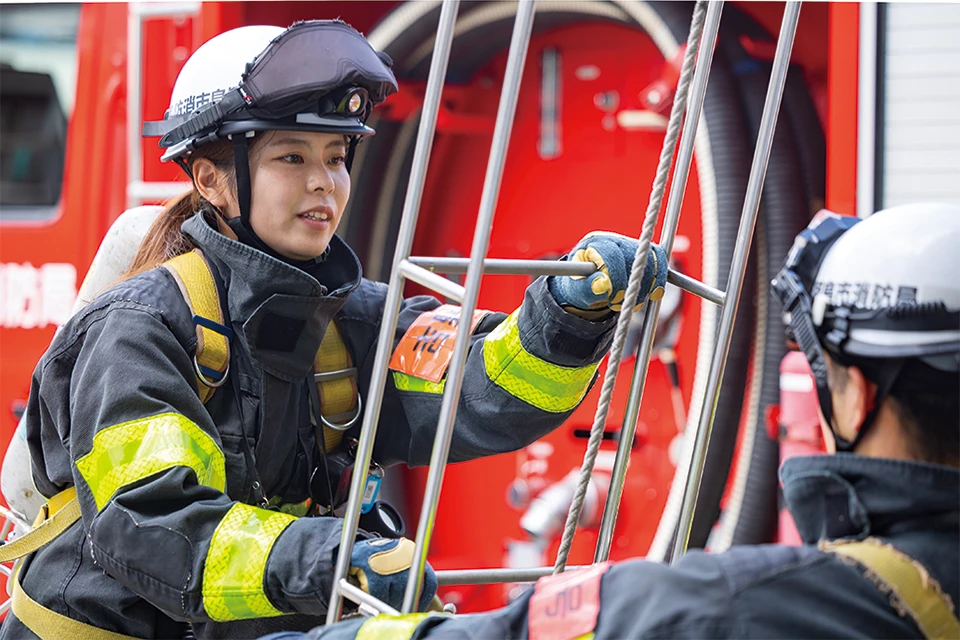 二連はしごの訓練では、はしごの設置から登はん、救助までの一連の動きを何度も練習し、現場での迅速な対応力を養います。日々の訓練が、確実な救助につながります。