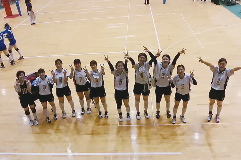 引退試合となった、秋のリーグ戦。一部昇格は叶いませんでしたが、悔いなくやり切りました。バレー三昧の4年間は、かけがえのない時間。今でも交流が続く、大切な仲間たちです。