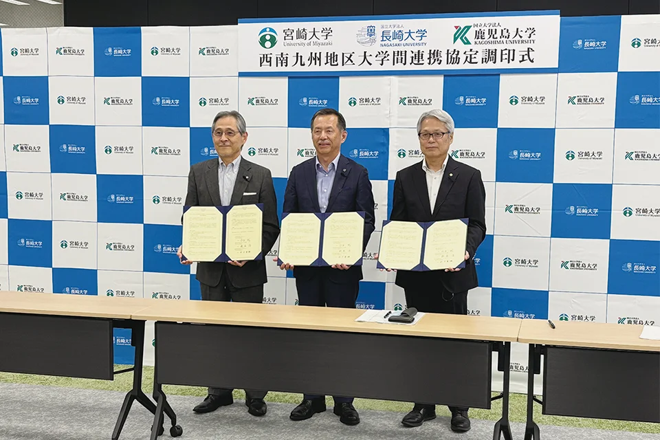 左から鮫島浩学長、永安武学長、井戸章雄学長