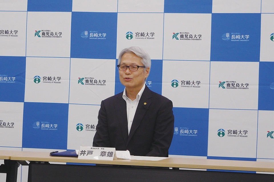 ３大学連携への期待を述べる井戸章雄学長