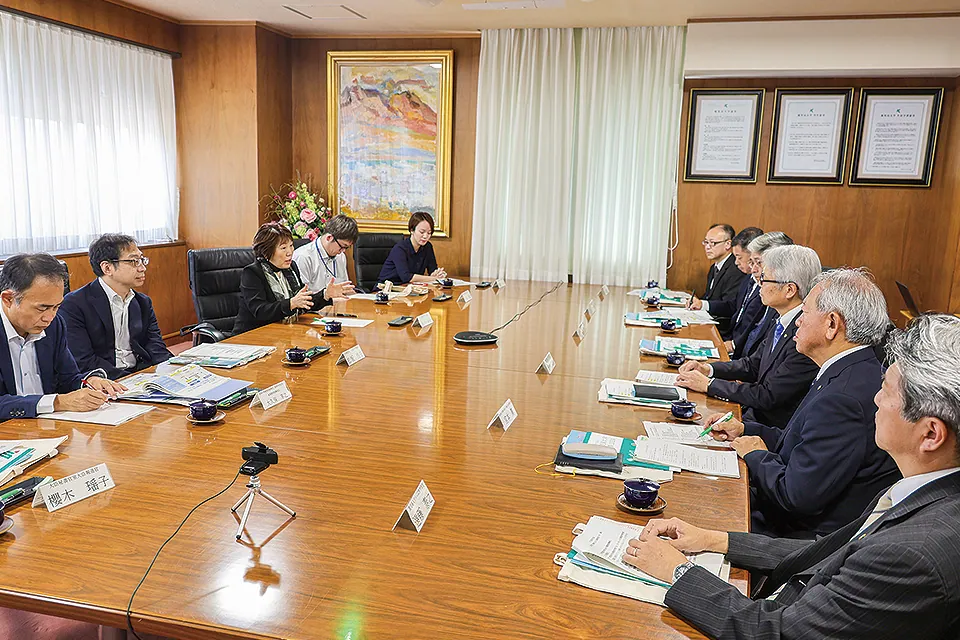 双方向遠隔講義システムについて説明を受けるあべ大臣