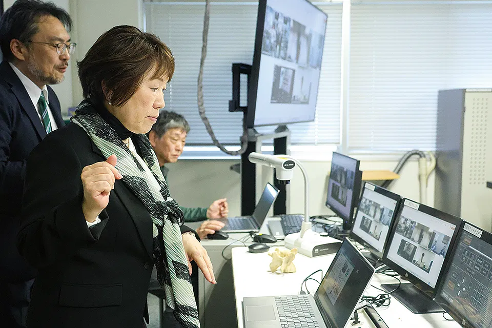 双方向遠隔講義システムについて説明を受けるあべ大臣