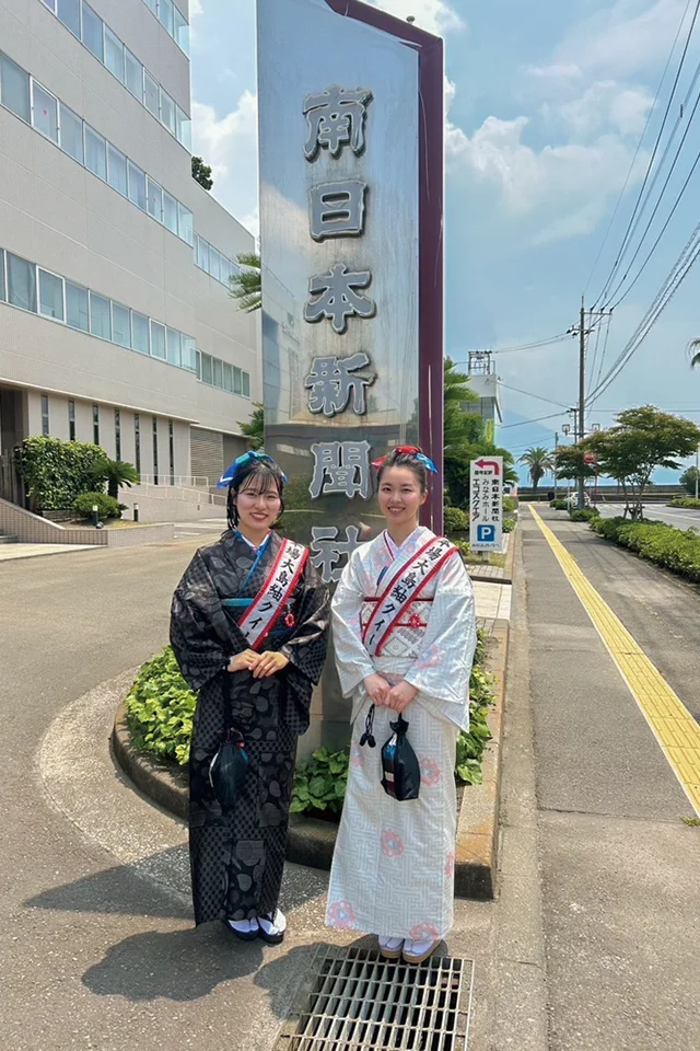 大阪・関西万博とコラボした大島紬を着用。「私が着用している黒の大島紬は、いのちの循環が表現されています。白い大島紬には、ミャクミャクも織り込まれているんです！」