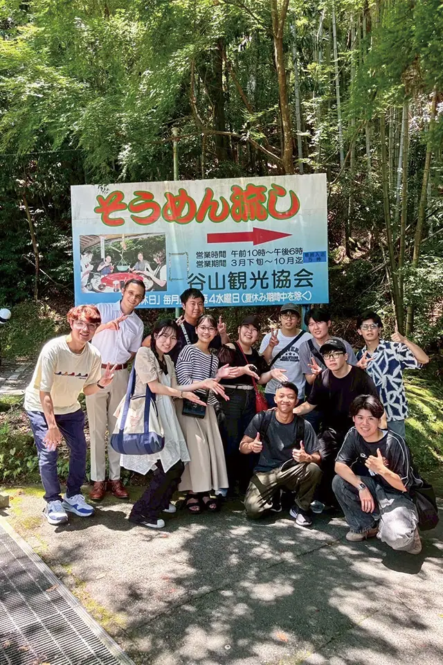 英会話サークル「E.S.S.」のメンバー。「留学生のfarewellパーティーの企画で、みんなでそうめん流しに行きました！」