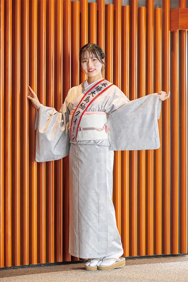 大島紬で取材に臨んだ西原さん。「軽くて暖かく、丈夫なのも大島紬の特徴です」